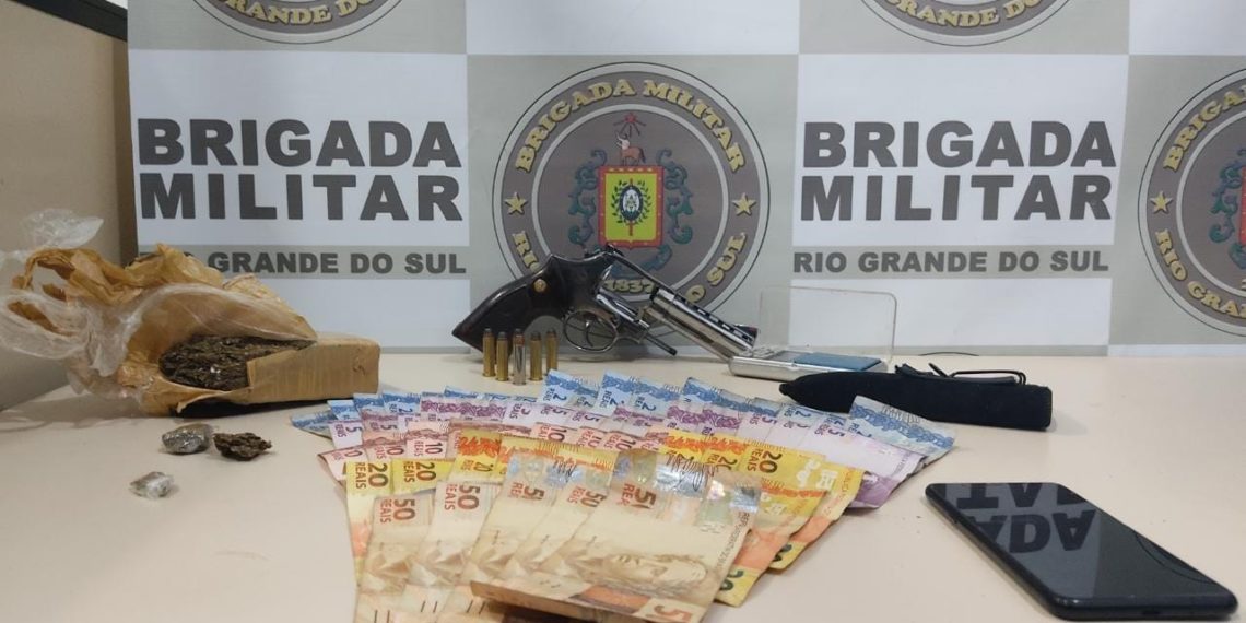 Brigada Militar prende dupla por tráfico e porte ilegal de arma, em Sapiranga