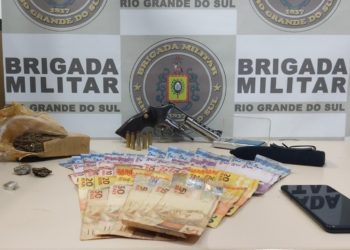 Brigada Militar prende dupla por tráfico e porte ilegal de arma, em Sapiranga