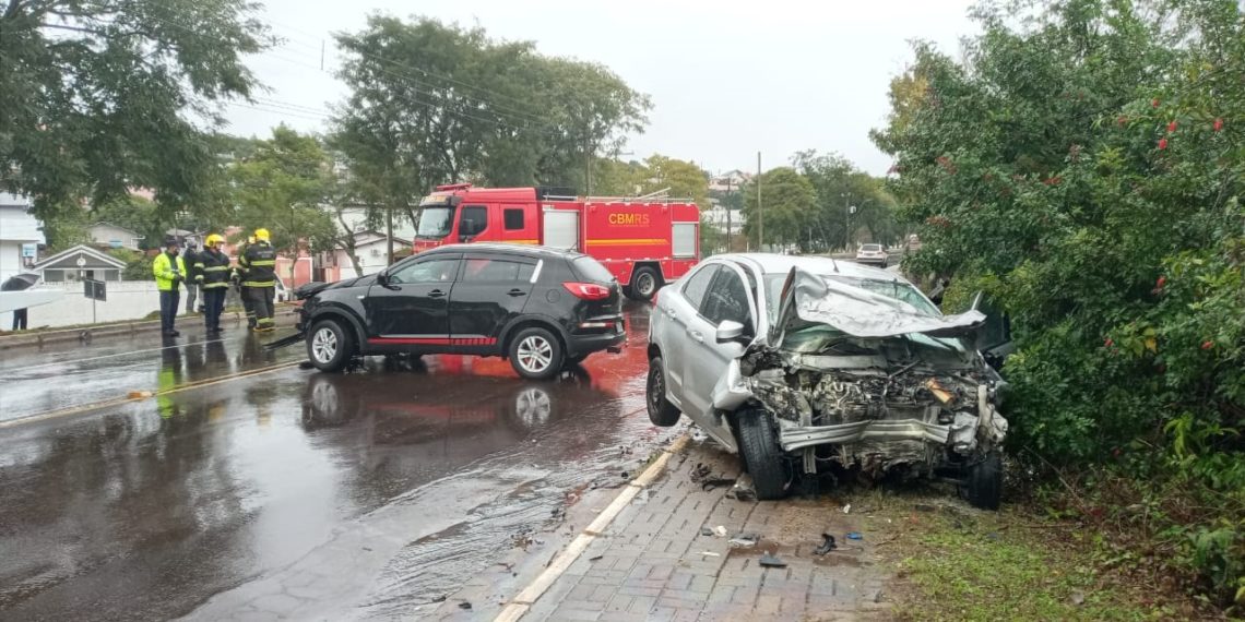 Grave acidente de trânsito deixa duas pessoas feridas em Campo Bom