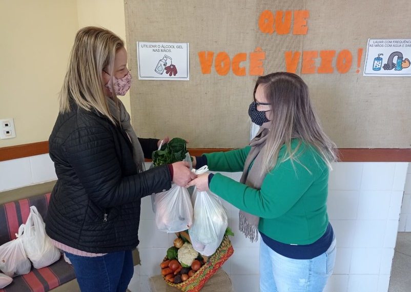 Sapiranga distribui quase 2 mil kits de alimentos aos estudantes