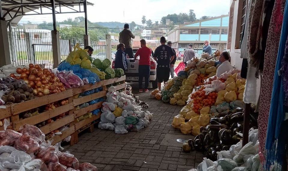 Famílias recebem doação de sacolas de alimentos em Sapiranga