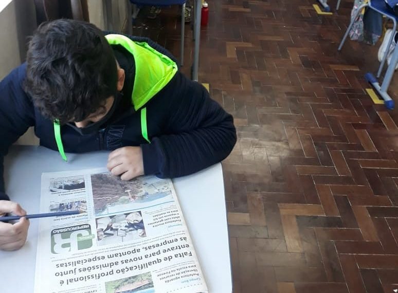 Repercussão serve de base e professora mostra aos estudantes diferentes linguagens