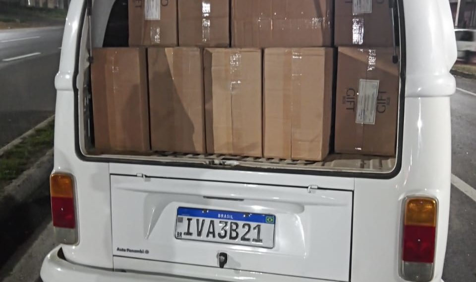 Kombi carregada de cigarros paraguaios se envolve em acidente na RS-239, em Sapiranga