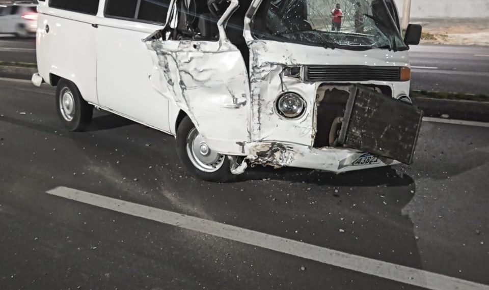 Kombi carregada de cigarros paraguaios se envolve em acidente na RS-239, em Sapiranga