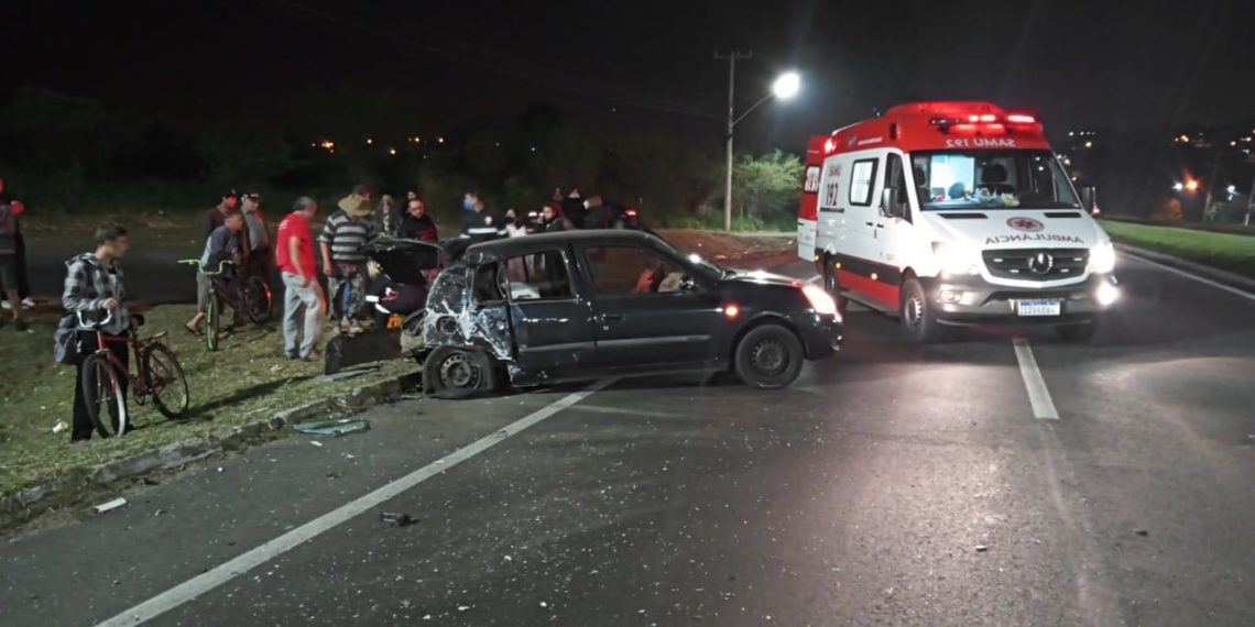 Kombi carregada de cigarros paraguaios se envolve em acidente na RS-239, em Sapiranga