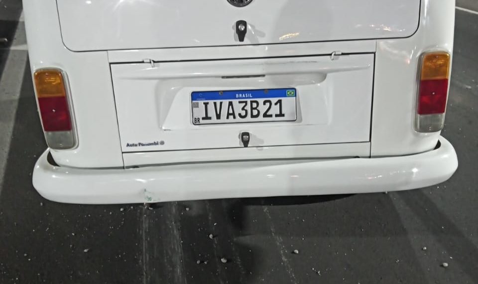 Kombi carregada de cigarros paraguaios se envolve em acidente na RS-239, em Sapiranga