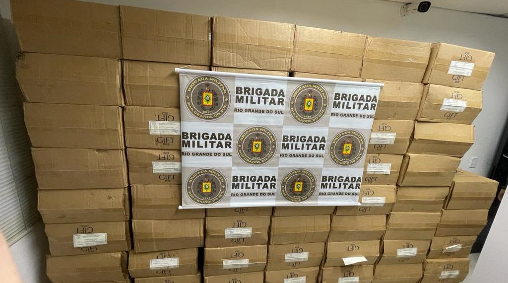 Kombi carregada de cigarros paraguaios se envolve em acidente na RS-239, em Sapiranga