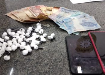 BM prende traficante que enterrava drogas no pátio de casa
