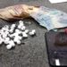 BM prende traficante que enterrava drogas no pátio de casa