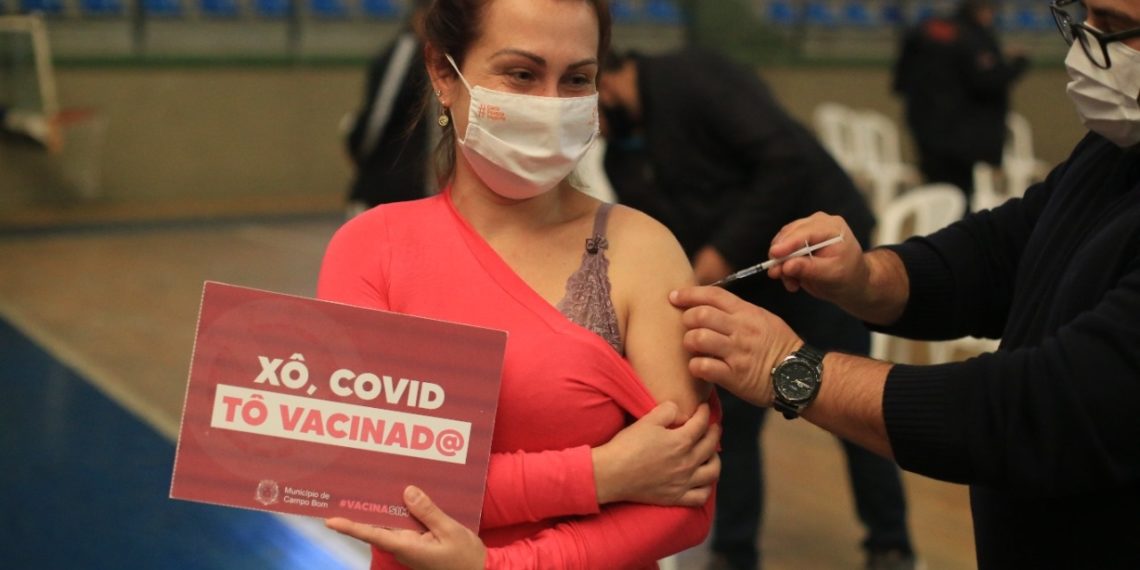Público acima de 33 anos será vacinado neste sábado em Campo Bom