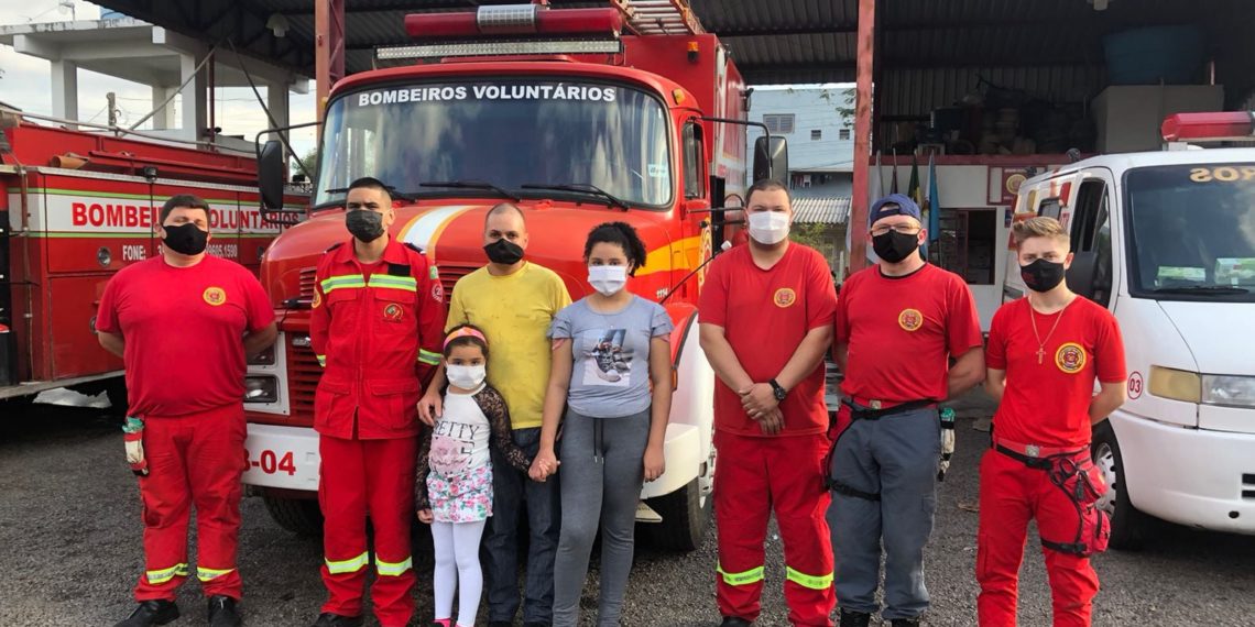 Família ferida em acidente faz agradecimento aos bombeiros de Nova Hartz
