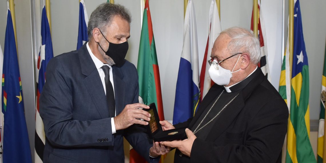 Bispo que atuou nos Vales dos Sinos e Paranhana é homenageado com a Medalha da 55ª Legislatura