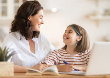 A participação das famílias nas escolas é incentivada através de programa