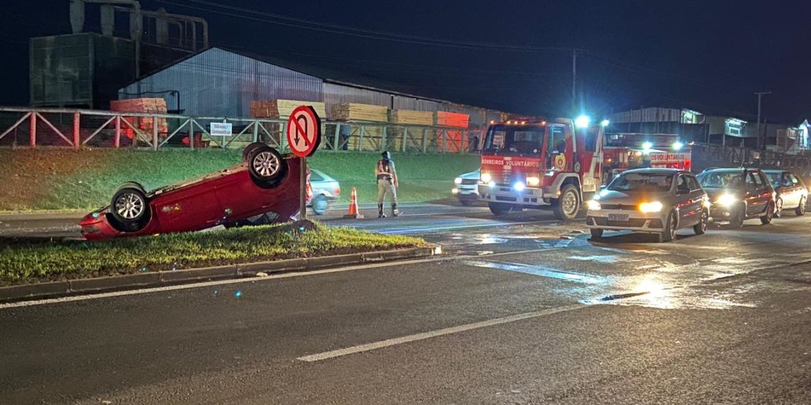 Condutor perde o controle de veículo e capota próximo à entrada de Nova Hartz