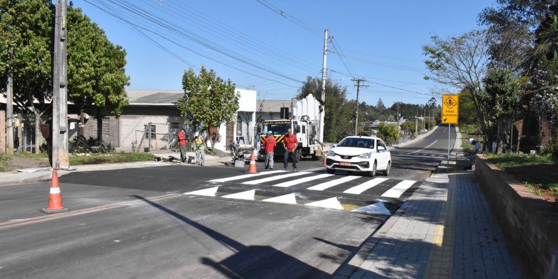 Prefeitura de Nova Hartz instala quebra-molas e rampas elevadas na Dois de Dezembro
