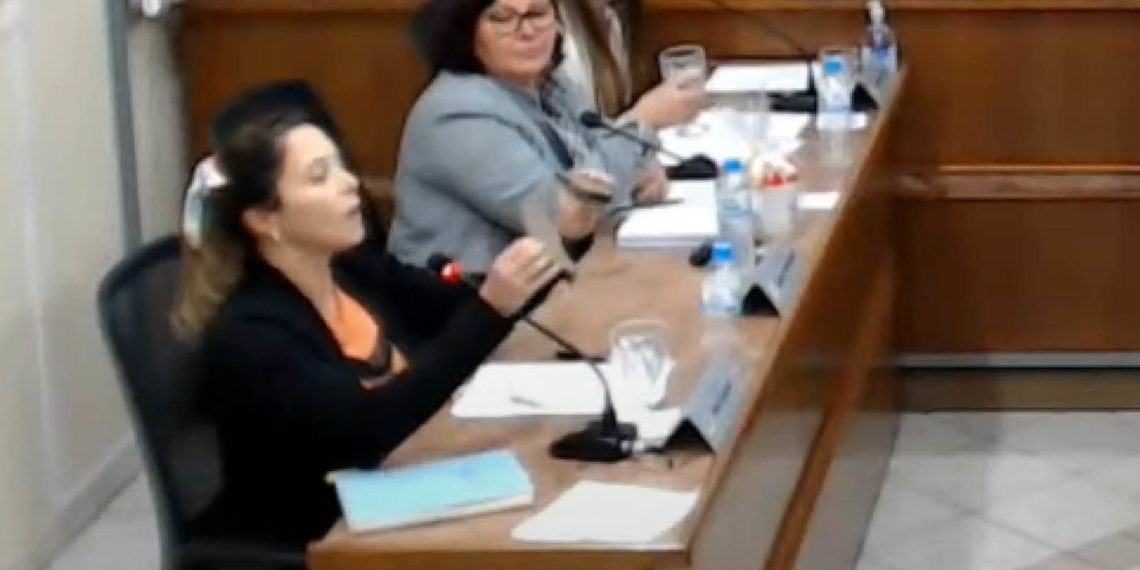 Coluna de política: Vereadora Mari mostra lasca de asfalto