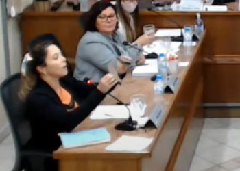Coluna de política: Vereadora Mari mostra lasca de asfalto