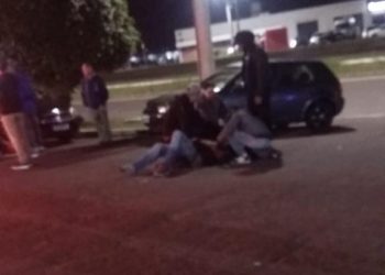 Após discussão em posto de gasolina, motorista de carro avança sobre grupo de pessoas, atropela dois e foge