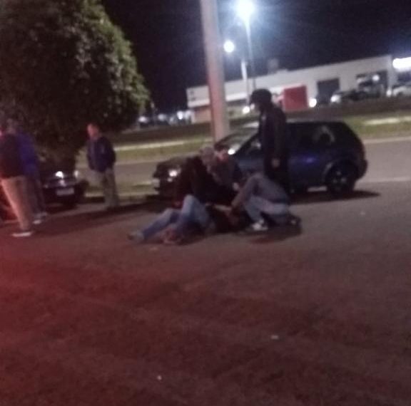 Após discussão em posto de gasolina, motorista de carro avança sobre grupo de pessoas, atropela dois e foge