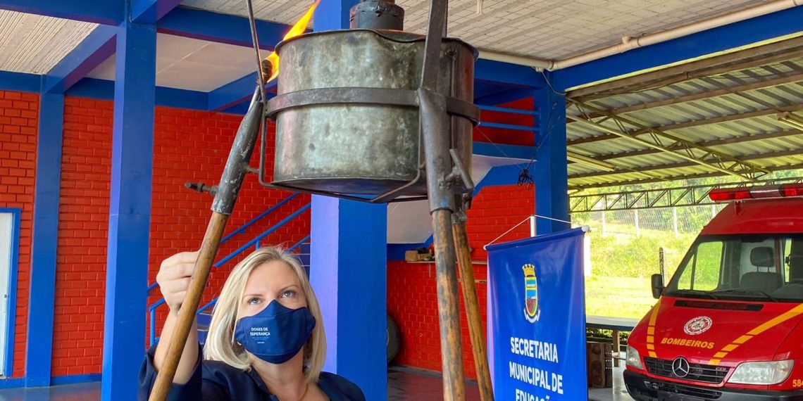 Prefeita de Sapiranga, Carina Nath, acende a chama do Fogo Simbólico