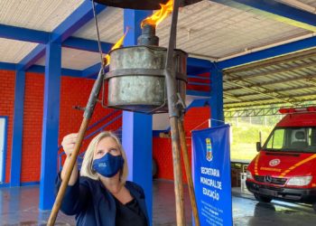 Prefeita de Sapiranga, Carina Nath, acende a chama do Fogo Simbólico