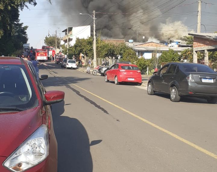Incêndio destrói atelier e residência no bairro Voo Livre em Sapiranga