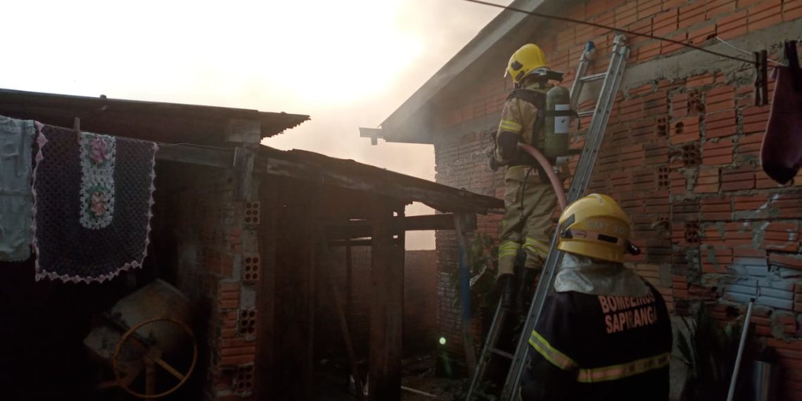 Incêndio destrói atelier e residência no bairro Voo Livre em Sapiranga
