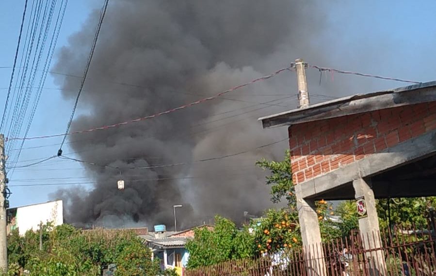 Incêndio destrói atelier e residência no bairro Voo Livre em Sapiranga