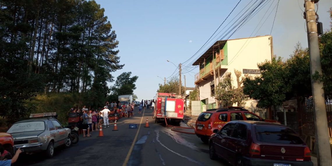 Incêndio destrói atelier e residência no bairro Voo Livre em Sapiranga