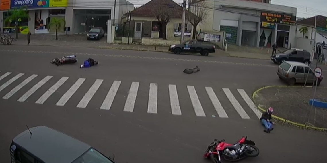 Acidente entre carro e duas motos deixa feridos em Sapiranga