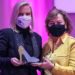 Prefeita Carina é homenageada com troféu Mérito Mulher Progressista