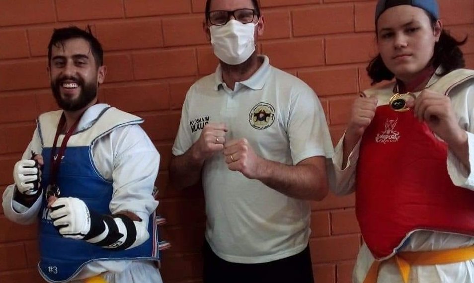 Campo-bonenses são campeões em competição de Taekwondo