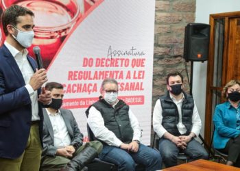 Eduardo Leite assina regulamentação dos selos para produção e revenda da cachaça artesanal gaúcha