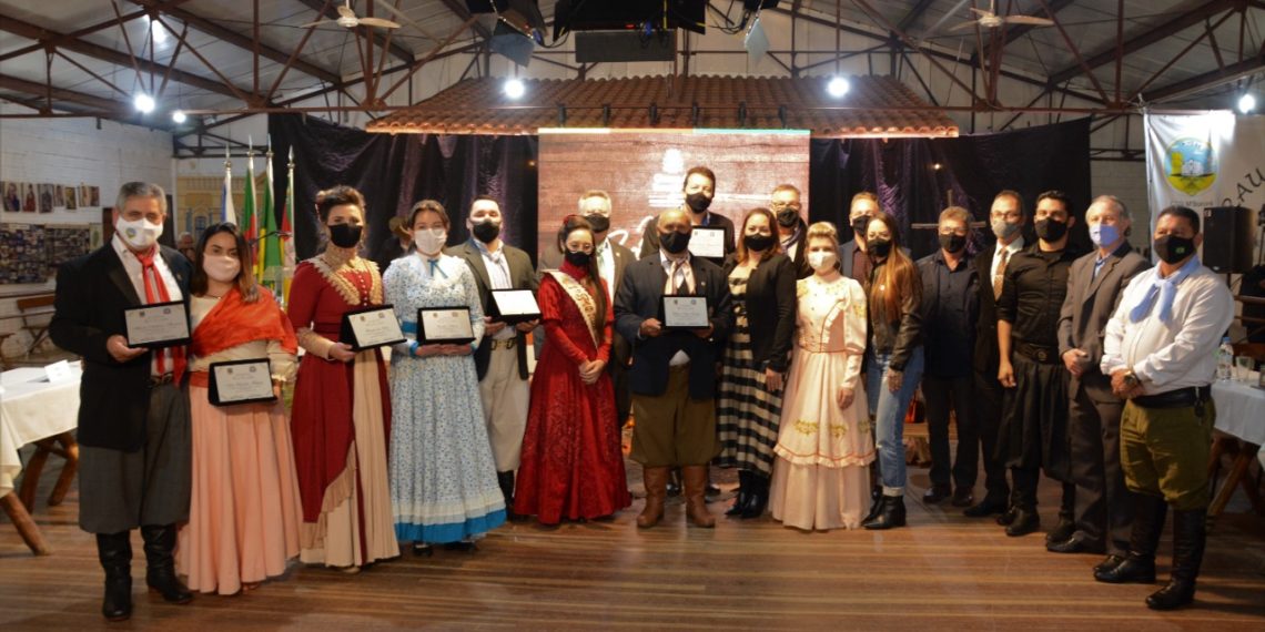 Exaltando o tradicionalismo, a entrega do Mérito Farroupilha é marcada por emoção em Campo Bom