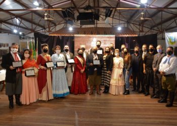 Exaltando o tradicionalismo, a entrega do Mérito Farroupilha é marcada por emoção em Campo Bom