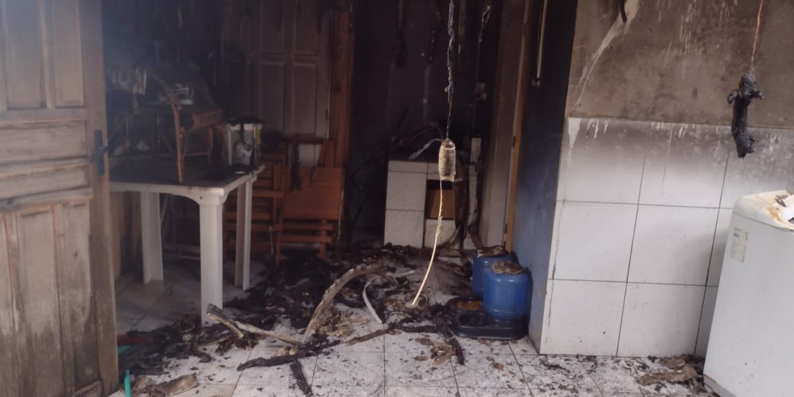 Incêndio atinge residência em Nova Hartz; vizinhos evitaram perda maior