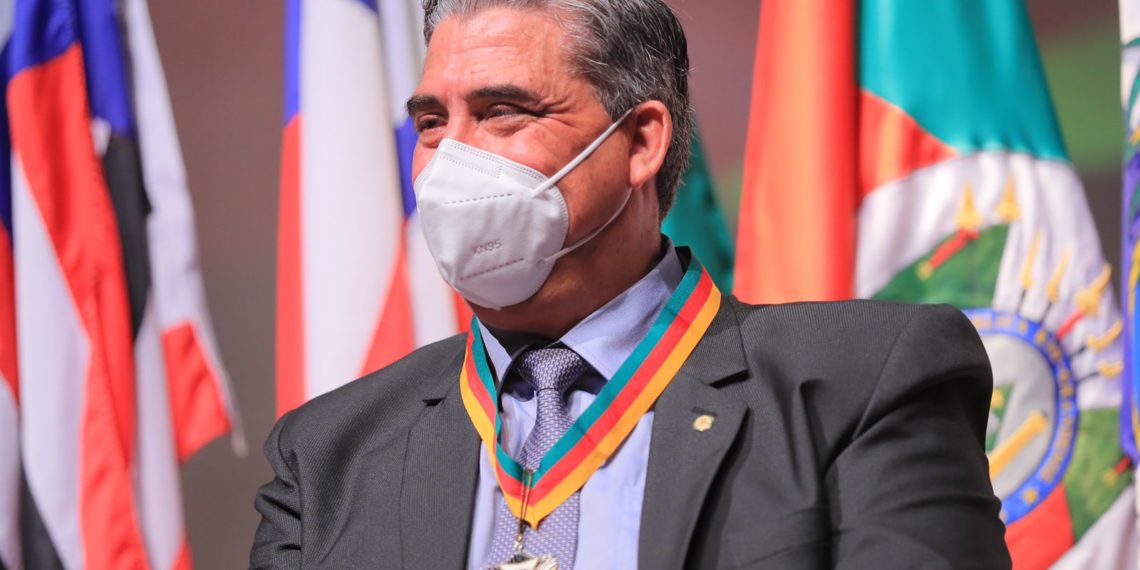 Giovani Feltes recebe medalha da Assembleia Legislativa