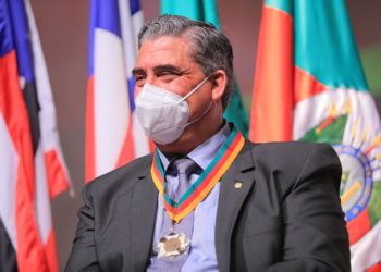 Giovani Feltes recebe medalha da Assembleia Legislativa