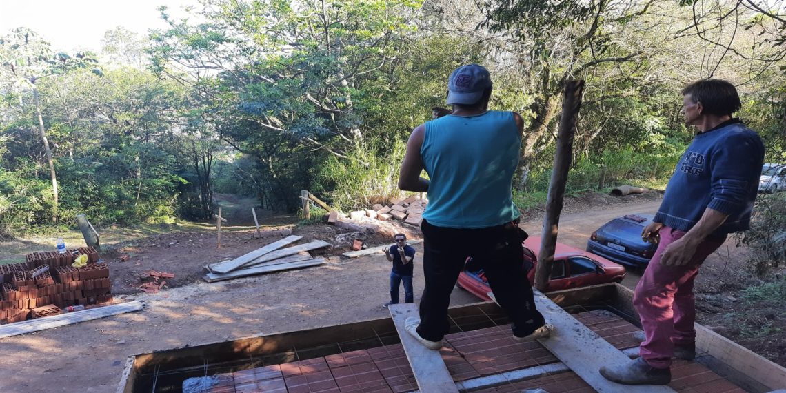 Obstáculo ganha forma para atletas voarem no Panamericano de Downhill, em Sapiranga