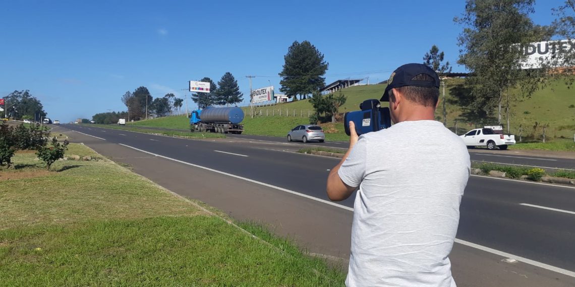 Policiais rodoviários de Sapiranga efetuam estudo técnico ao longo da RS-239
