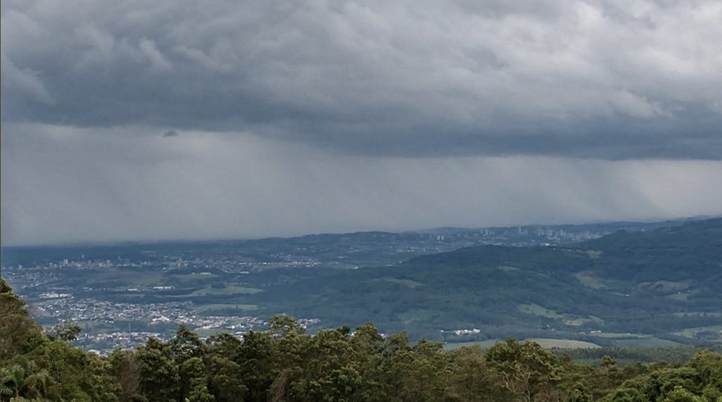 Frente quente trará muita chuva e temporais neste começo de semana