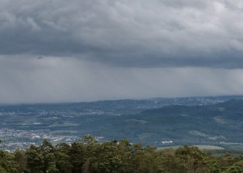 Frente quente trará muita chuva e temporais neste começo de semana