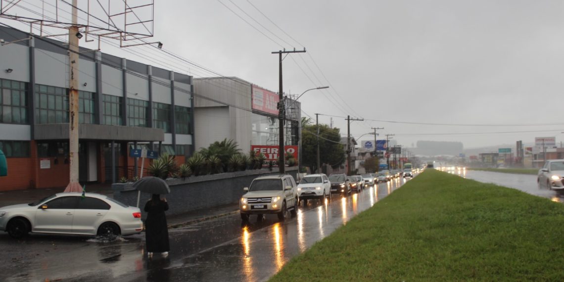 Feriado marcado por manifestações populares