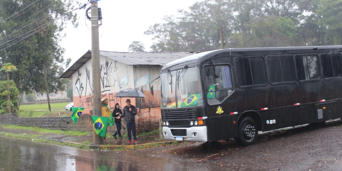 Feriado marcado por manifestações populares