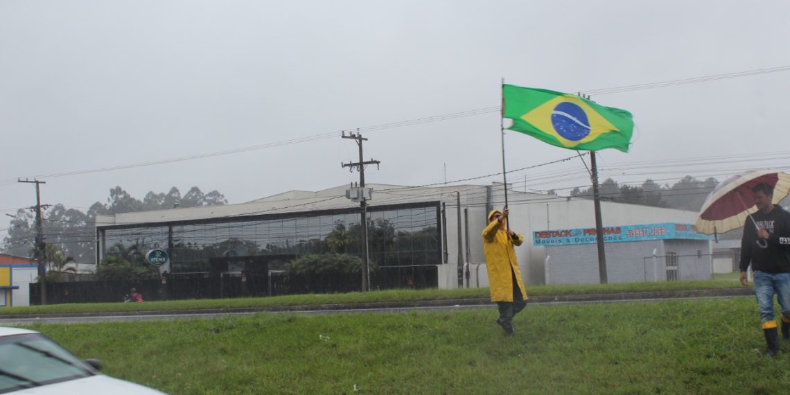 Feriado marcado por manifestações populares