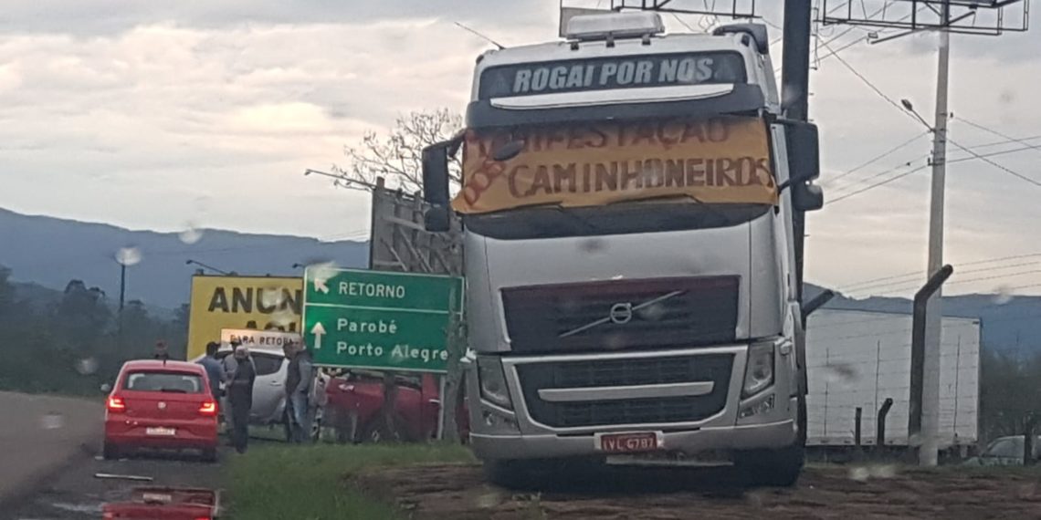 Caminhoneiros iniciam movimento de paralisação no trecho do Paranhana da RS-239