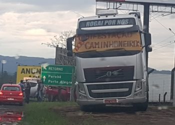 Caminhoneiros iniciam movimento de paralisação no trecho do Paranhana da RS-239