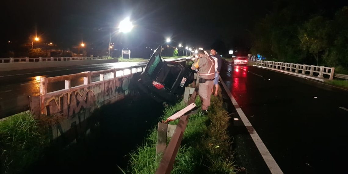 Motorista perde o controle e carro fica preso entre pontes na RS-239