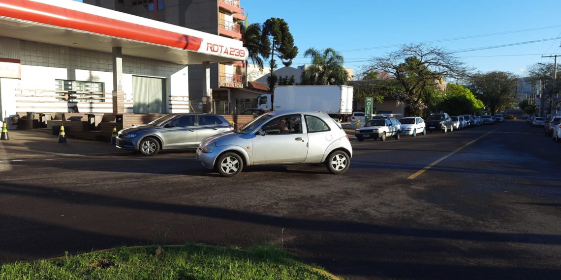 Fila em postos marca fim da noite e início da manhã na região