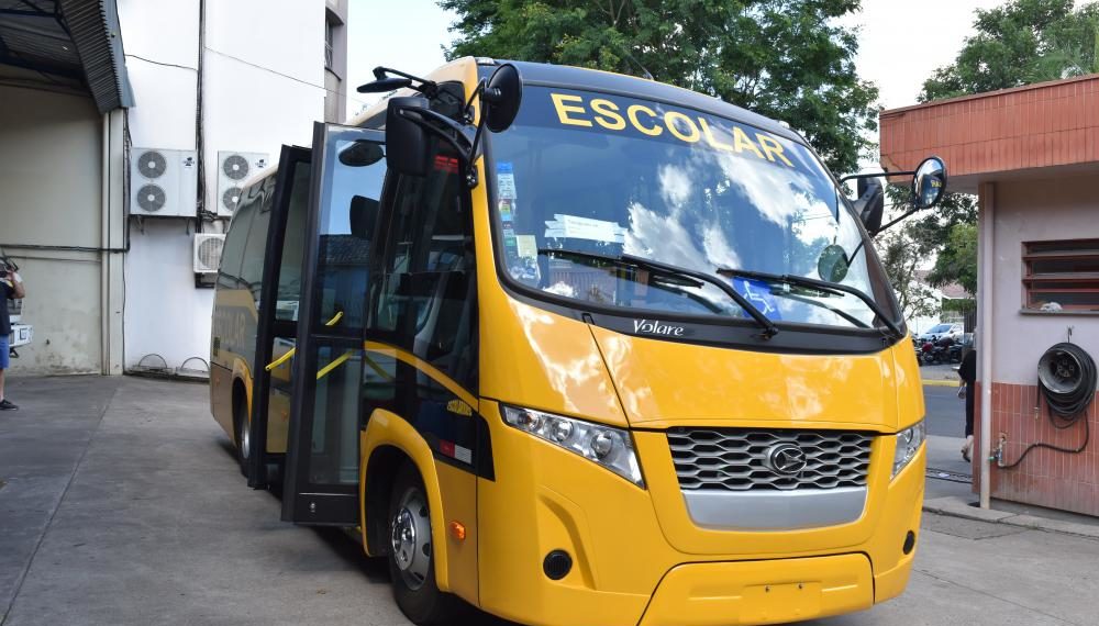 Sapiranga adquire dois novos micro-ônibus para uso no transporte escolar